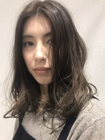 コルテ(corte)&nbsp;表面にローレイヤーを入れた鎖骨下の重めのロブ