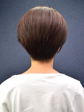ヘアスタジオヘーフリヒ(HAIR STUDIO HoFLICH) 【シルエットが決め手の大人ショート】