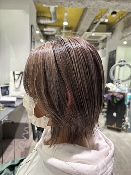 ルイス(L'wis) ミディアムでも決まるフェザーハイライト♪朝長