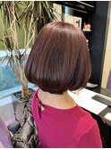 マゼンタピンクのボブスタイル