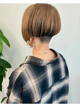 モリオ(morio) ○白髪ぼかし刈り上げ前下がりショート