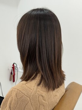 ニュイ(nui.) レイヤーで肩ラインの外ハネ/柔らかミディアム