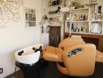 グランディール(grandir)の写真/フルフラットのシャンプー台で、頭皮の悩みを解決◎癒しと美を両立する、特別なヘッドスパ体験を…