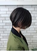 軽やかな色と質感のプチハンサムショート