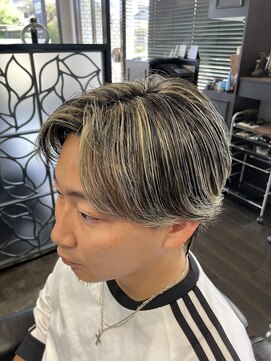 ヒロザバーバー(HIRO THE BARBER) センターパート　ハイライト