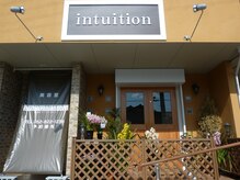 インテュイションの雰囲気（住宅街にあり、落ち着いた外観です。）