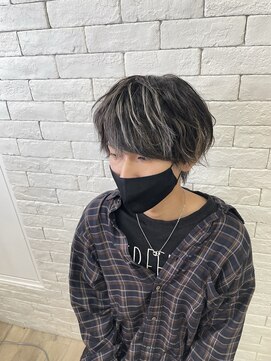 ルチナ 秦野(Lucina) メンズカット/センターパート/シルバーハイライト/韓国