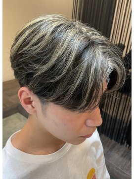 ジュンヌオム リンカラン(Jeune Homme LINGKARAN) センターパート×金メッシュ
