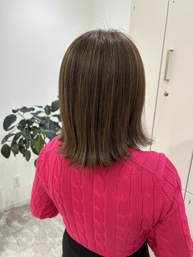グラムヘアー(GLAM HAIR) 白髪ぼかしハイライト×外はねボブ