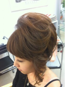 リリカモードヘア 美容室 上大岡店 スジ盛りアップ3980円