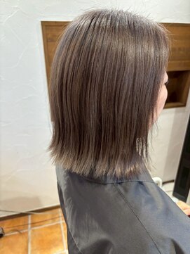 ハイトーンダブルカラーグレージュ大人可愛い切りっぱなしボブ