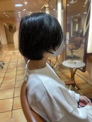 【morio原宿】ショートマッシュパーマ　刈り上げ女子　黒髪　