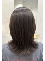 フォンド(fond)&nbsp;「新栄/栄」白髪ぼかしカラー、外ハネスタイル