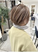大人白髪ぼかしハイライトグレージュ前下がりショートボブ