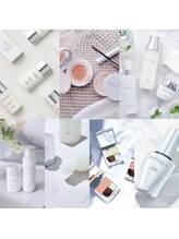 ヘアケア商品だけじゃなく、印象に合わせてメイク用品なども取り揃えてます