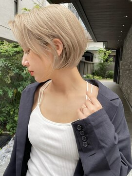 トルネード(TORNADO) 海外ヘア ハイトーン耳掛けボブ プラチナブロンド 表参道A0805