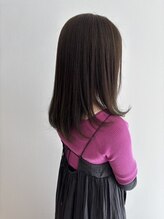 暗すぎず、明るすぎない“大人の絶妙カラー”。