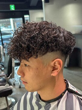 フジヤマ バーバー ショップ(FUJIYAMA BARBER SHOP) スペインカール／スキンフェード