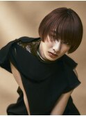 深みモーブレッドカラーと長め前髪でモードマッシュショート
