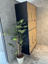 お手荷物やお召し物は鍵付き個別ロッカーで安全に安心管理♪