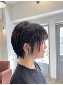 すっきりサイド長めのショートボブ