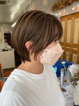 ナジック(749) 大人ショート×白髪ぼかしハイライト