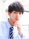 スーツ短髪ツーブロック束感モテる黒髪パーマ流行新郎髪型結婚式