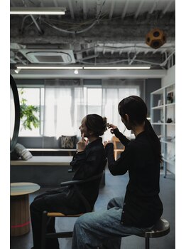 メゾンアトリエ(MaisonAtelier)の写真/ハイセンス×ハイキャリアスタイリストによるマンツーマン施術。一人のスタイリストが仕上げまで担当◎
