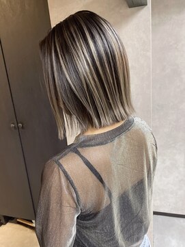 サニー 渋谷(SUNNY) バレイヤージュ、ハイライト、グレージュ、切りっぱなしボブ