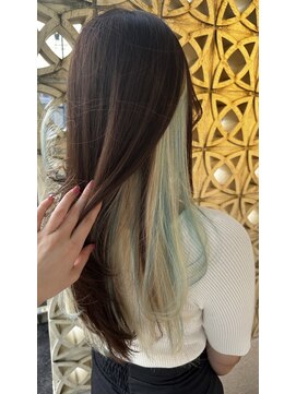 ワクヘアー(WaKu hair) 抜きっぱなしブリーチ×水色インナー＋レイヤーカット