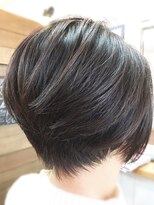 トリート(TREAT)&nbsp;首に沿う襟足は女性らしくみせてくれます◇