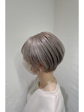 アジールヘア 池袋東口店(agir hair) ★艶感ホワイトベージュ/束間レイヤーショート/内巻き/池袋駅