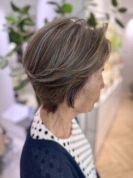 ステア ケース(stair case) ローライトを挟んで元あるハイライトをより立体的に 白髪ぼかし