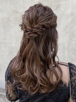 ガーランド (Garland) 【 どの場面でもOK!】大人かわいい ハーフアップアレンジ