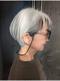 個性を楽しむ★グレイヘアのおしゃれな大人女性へ