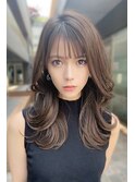 春のミディアムレイヤー×アッシュベージュ小顔効果くびれ巻き