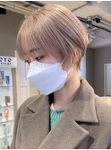389外国人風カラーセンター分けボブバニラベージュ刈り上げボブ