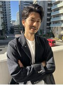 スーツ短髪ツーブロック髪型モテる黒髪シークレットパーマ流行