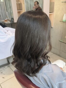 エム インターナショナル 春日部本店(EMU international) オレンジ味を抑えたオリーブグレー