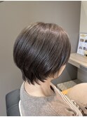 大人女性に似合う、丸みショートで首元すっきり