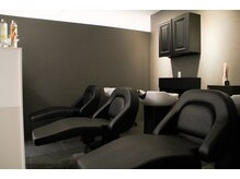 TLUUS 梅田茶屋町店【トゥルーズ】前髪&韓国レイヤー&ボブ&髪質改善【4/4~(予定)】の雰囲気(全台フルフラットシャンプー台、半個室風な仕切り付き)