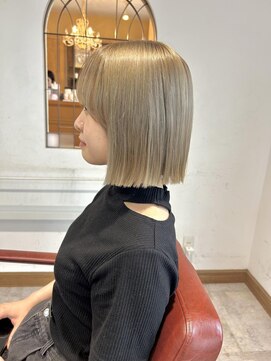 ルシュカイチマルニ(Rasca102) Rasca◇ハイトーンベージュ　切りっぱなしボブ