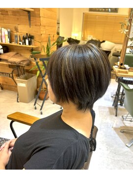 チリンバイロストシティー(Chillin by LOSTCITY) 白髪ぼかしハイライトショートボブ