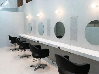 SEVEN COLORS TSUTAYA高松サンシャイン通り店【セブンカラーズ】の写真/TSUTAYA店内のカラー専門店で、スキマ時間にサッとキレイになれるのが嬉しい♪通いやすい価格も◎