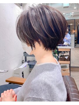 アヴァロン(AVALON) 絶壁解消×白髪ぼかし×40代×前髪長め大人ショートボブ永