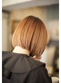 綺麗なオレンジのハイライト/バレイヤージュのボブ