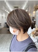 アッシュカラーが人気♪小顔ショート×ナチュラルハイライト