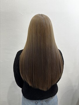 ラビス クローバー(Lovis clover) ショートボブ ニュアンスカラー センターパート