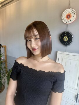 イェスオキナワ(yes okinawa) ヘーゼルカラーの切りっぱなしボブで大人可愛いスタイルに