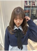 耳かけするともっと可愛くなるレイヤーカット×グレージュカラー